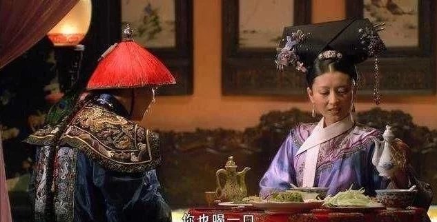 甄嬛传:暖情酒那夜,温太医一口就尝出问题,为何还连饮三杯?