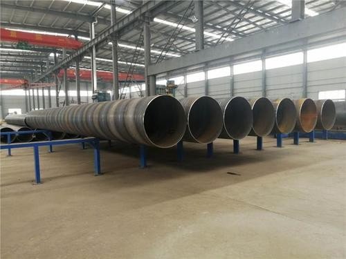 电子束偏转与聚焦实验中，偏转量的大小与光点的亮度是否有关?为什么?