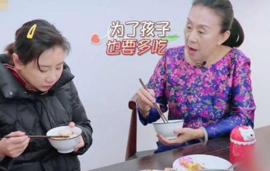 婚前21天中何雯娜的妈妈和婆婆因办酒席产生分歧,远嫁真的好吗?