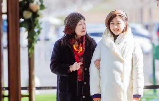 婚前21天中何雯娜的妈妈和婆婆因办酒席产生分歧,远嫁真的好吗?