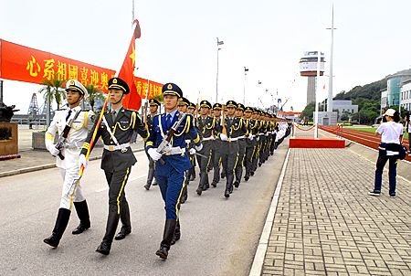 驻港仪仗女兵的主要任务是什么？她们有多辛苦？