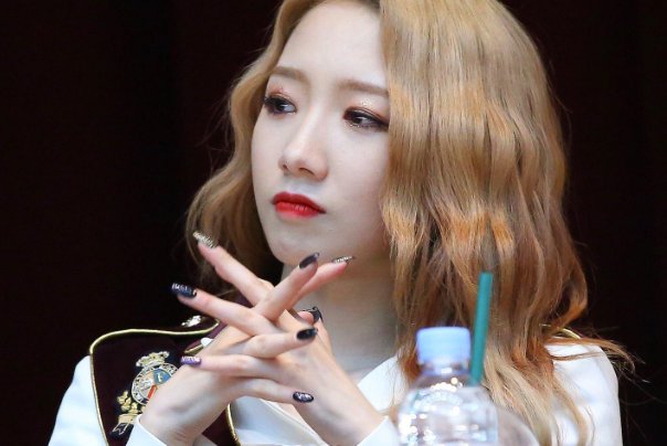 网传孟美岐在节目中点评周传雄，事实的真相是什么？