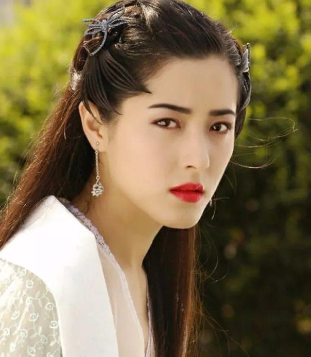 她是中戏200年一出的美女，2位前任都是影帝，曾黎如今过得怎样了呢？