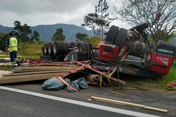 一尸两命！男子超速开车撞死前车孕妇，下雨天还敢开200，男子究竟多胆大？