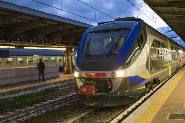 济南到青岛的火车要经过哪些站？