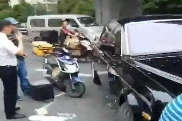 外卖小哥撞上劳斯莱斯,这到底是谁的责任导致的此次事故?