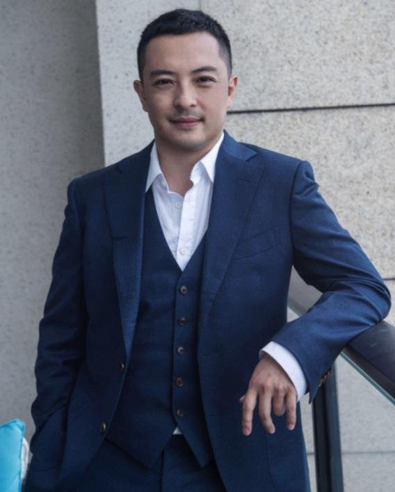 她是中戏200年一出的美女，2位前任都是影帝，曾黎如今过得怎样了呢？