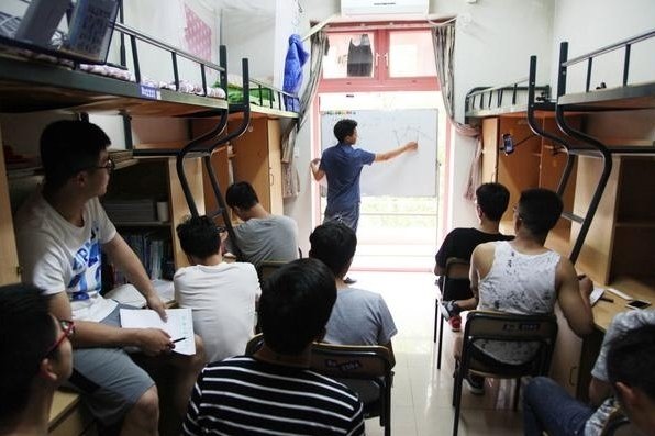 大三小伙寝室里开班为同学补课，被称“中国好室友”，遇到这样室友你会怎么样？