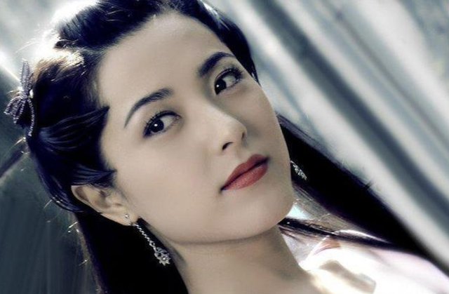 她是中戏200年一出的美女，2位前任都是影帝，曾黎如今过得怎样了呢？