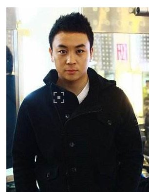 目前释小龙的女朋友是谁？