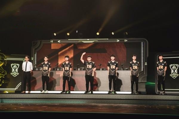 北美第一ADC“死亡宣告”微博宣布与前女友复合,大家怎么看待他俩的爱情?