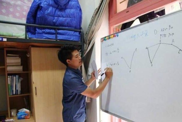 大三小伙寝室里开班为同学补课，被称“中国好室友”，遇到这样室友你会怎么样？