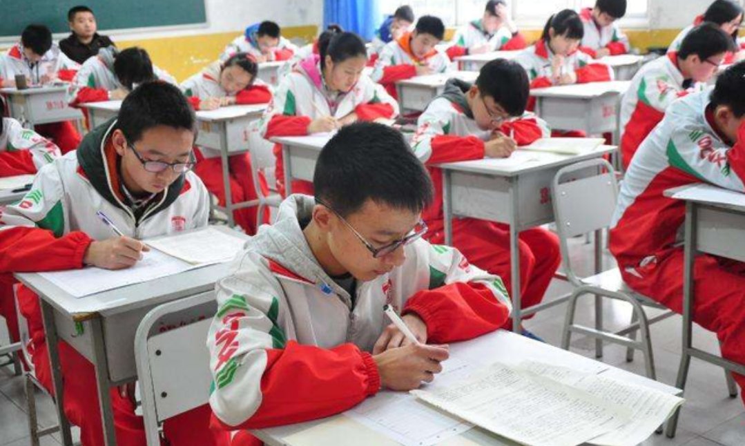 四川一考生高考689分,父子俩喜极相拥,你还记得自己高考时的情形吗?