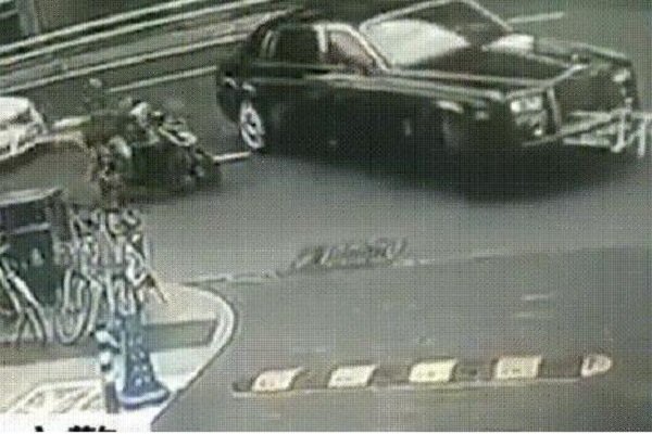 外卖小哥撞上劳斯莱斯,这到底是谁的责任导致的此次事故?