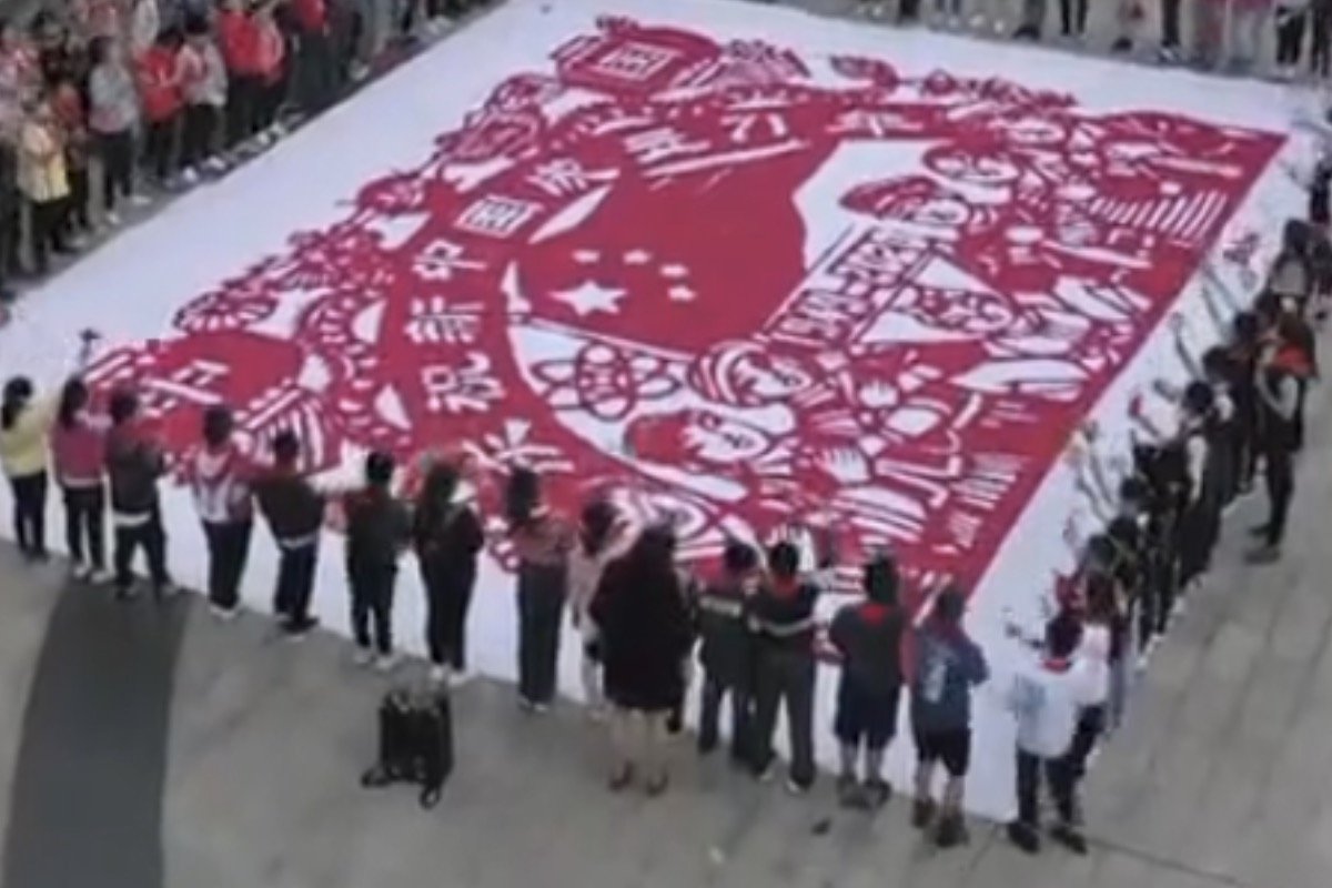 学生剪120平剪纸为祖国庆生，如何评价学生的爱国之心？