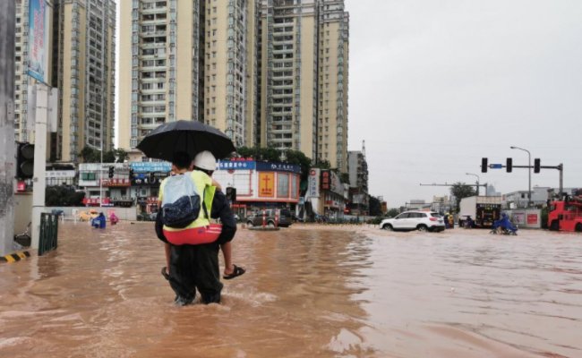 广州暴雨大水冲进地铁站，这场暴雨天气会持续多久？