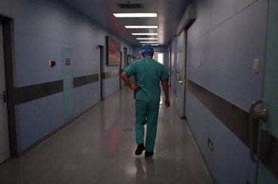 杭州某医师故意泄露流调报告,嫌疑犯是否被刑政拘留?