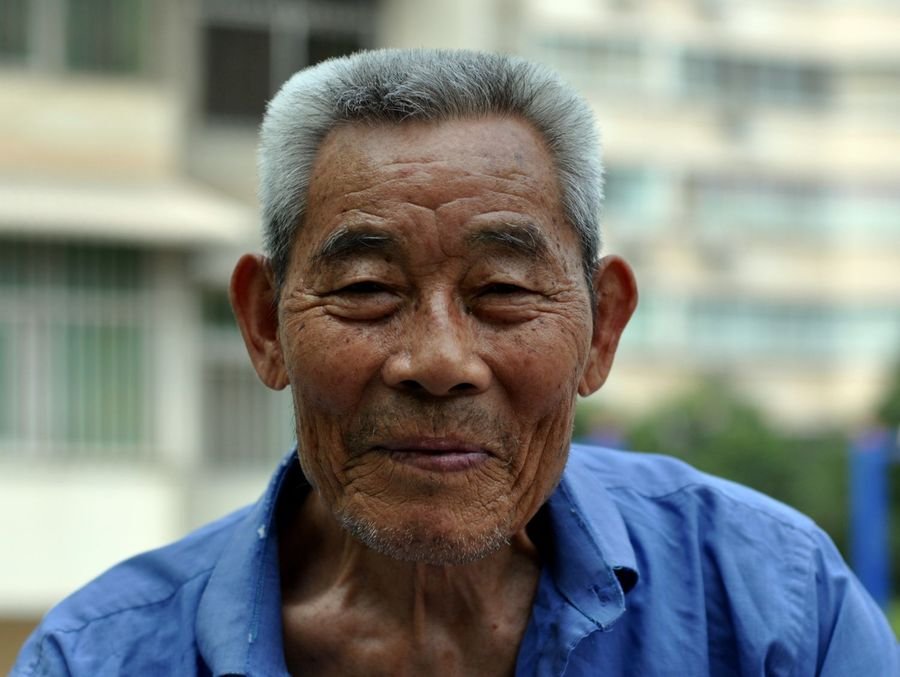 山东青岛食堂推三斤重反诈馒头，如何给老年人灌输反诈的警惕性？