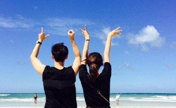 女子穿睡衣在蹦迪,老公掌控车灯为其营造氛围,这样的男人值不值的嫁?