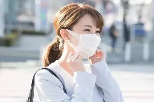 太嚣张了!成都一老外拒戴口罩，民警帮戴被打掉！能否对其进行处罚？