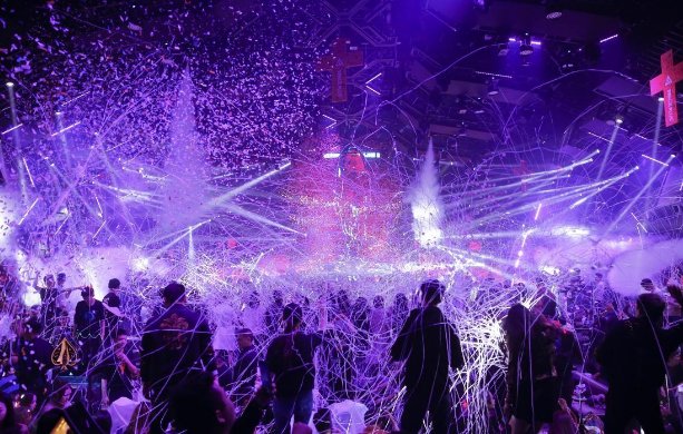 女子穿睡衣在蹦迪,老公掌控车灯为其营造氛围,这样的男人值不值的嫁?