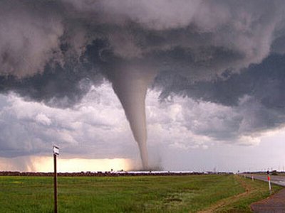 关于陕西新人结婚当天出现小龙卷风一事，你有何看法？