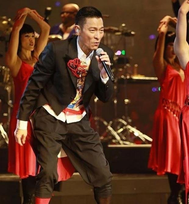 刘德华女儿正面照,模样清秀接地气,简直就是女版刘天王,你怎么看?