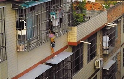 合肥男童不慎踩破楼顶采光板坠亡，事发时的经过是怎样的？