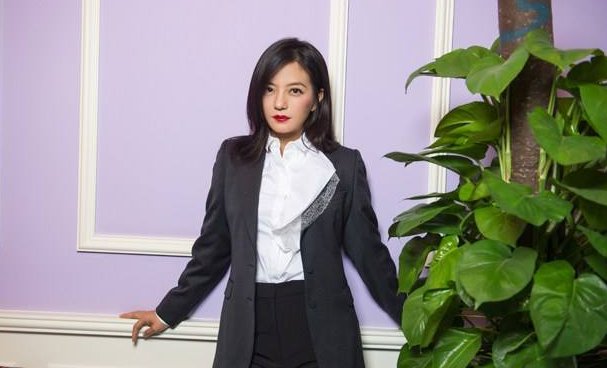 网曝赵薇剧组抽烟,疑似丈夫净身出户是真的吗?