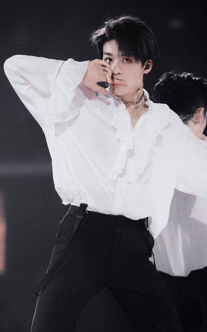 如何评价何洛洛的样貌？