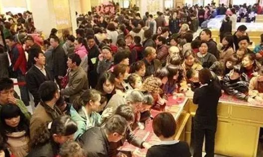 重庆大妈们公厕外排队狂抽厕纸引热议，如何评价她们的行为？