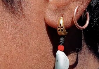 丁真同款耳环在家乡走红，明星效应为何影响这么大？