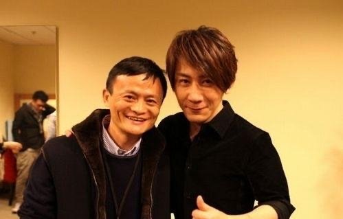 45岁刘谦近照曝光，面部浮肿初显老，为何一场直播却得罪了两位当红小生？