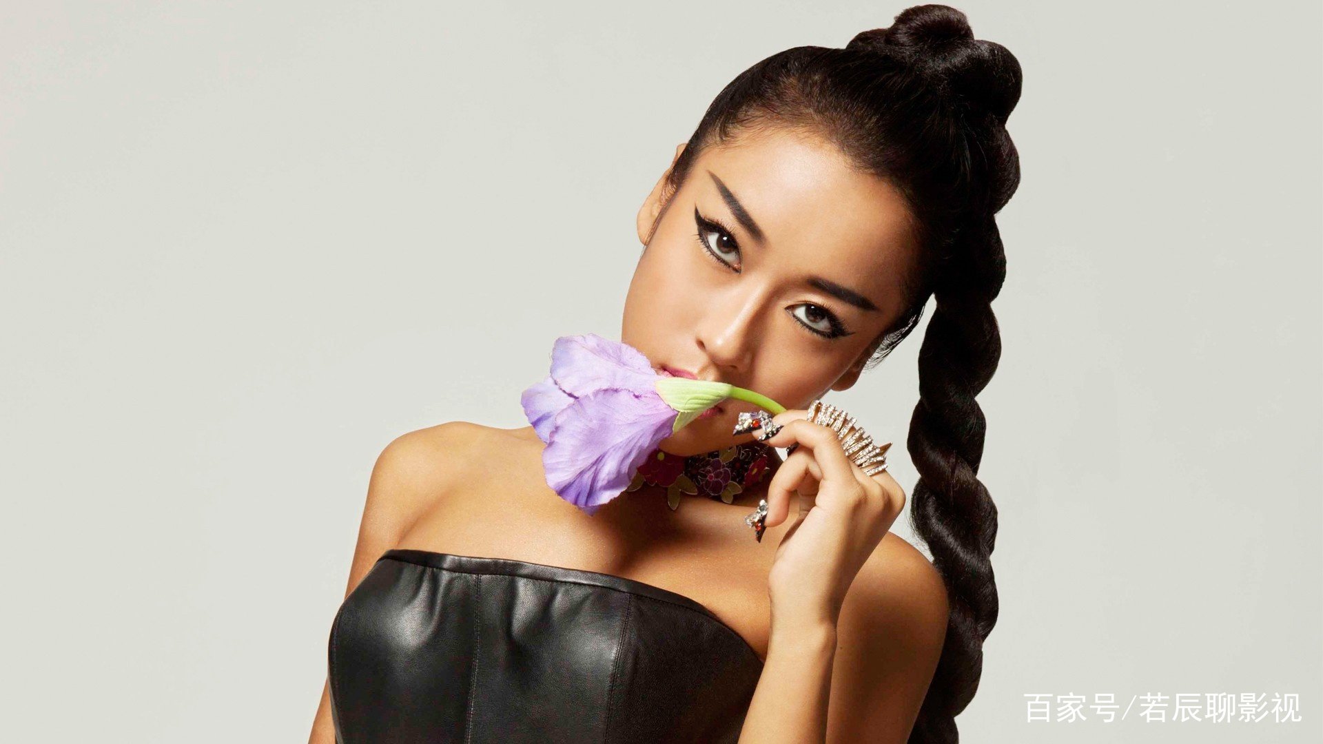 吉克隽逸再被批卖惨，称酒店听见疑似女孩哼唧声，评论区的画风如何？