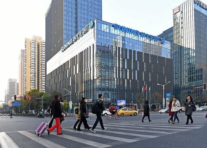 南京伤人事件一胖哥见义勇为被刺伤，这位胖哥得举动是否值得被称赞？