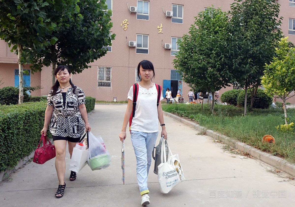 我是孩子妈妈,女儿高三了还经常让我给她一起睡,这样好吗?