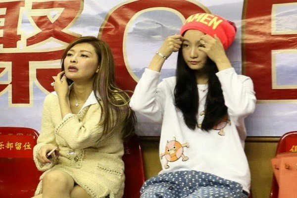 CBA最美老板娘身价40亿,朱芳雨为她拼尽全力,身上纹了什么引热议?