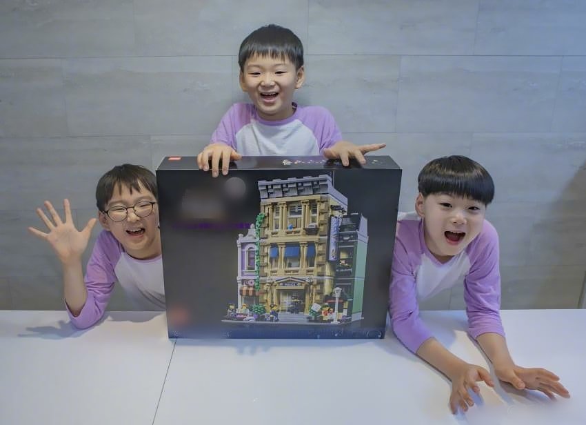 宋家三胞胎9岁生日合照,照片内容都呈现了什么信息?