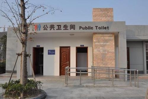 六旬大爷将街头公厕布置成“KTV”引发关注,网友对此有何评价?