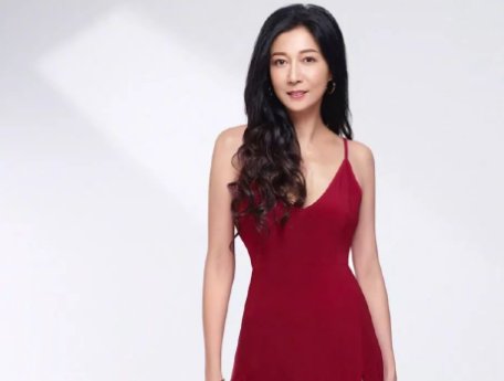 看了吴绮莉17岁照片，才明白当年成龙为何会冲动，你怎么看？