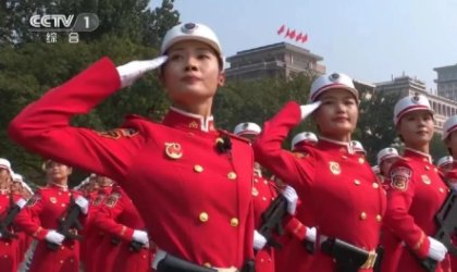 阅兵仪式上穿红色军装的女兵是什么兵