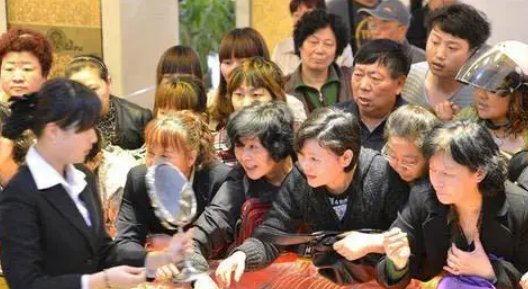 重庆大妈们公厕外排队狂抽厕纸引热议，如何评价她们的行为？