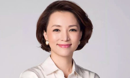 密春雷比董卿小多少岁?