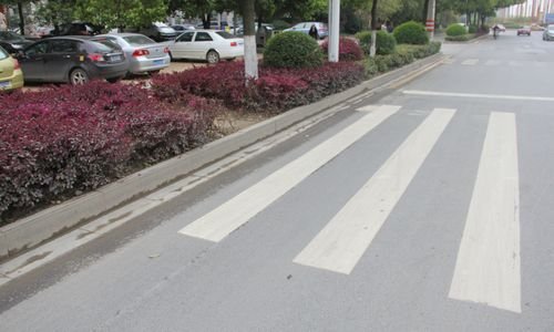 邢台发生一起交通事故致两名行人一死一伤，事故发生的原因是什么？