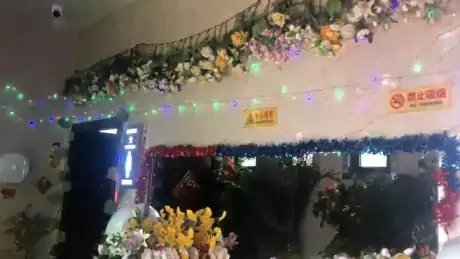 六旬大爷将街头公厕布置成“KTV”引发关注,网友对此有何评价?