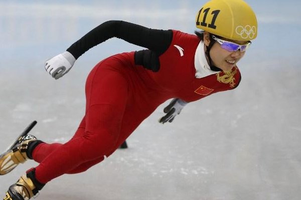 八岁女孩短道速滑摔倒勇追夺冠，她的行为告诉了我们一个怎样的道理？