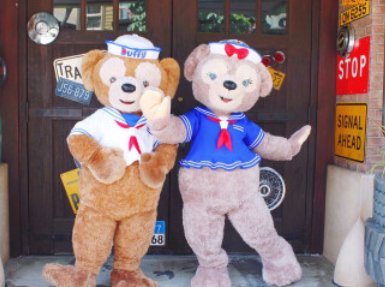 上海迪士尼回应“达菲”被游客打头，拍打对演职人员的伤害有多大？