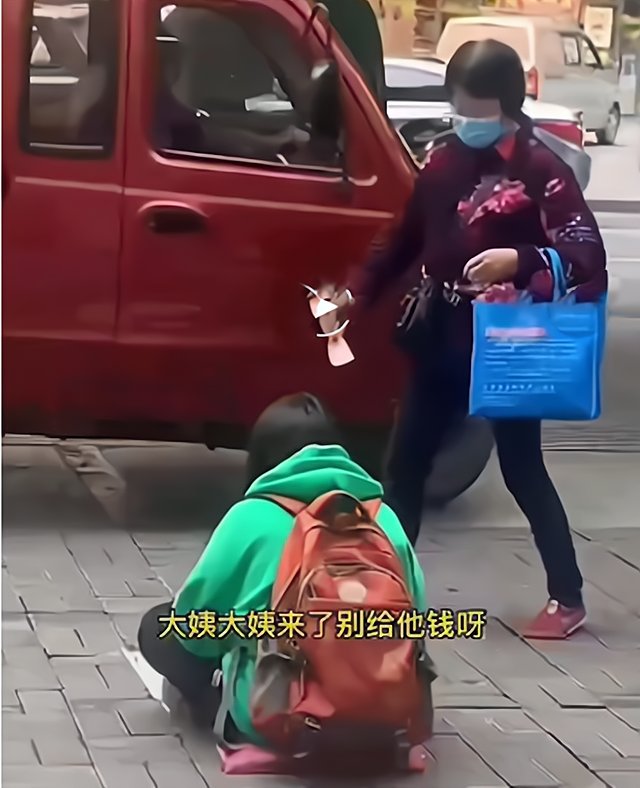 湖南女孩路边乞讨6元早餐费半小时收300,你如何看待这一行为?