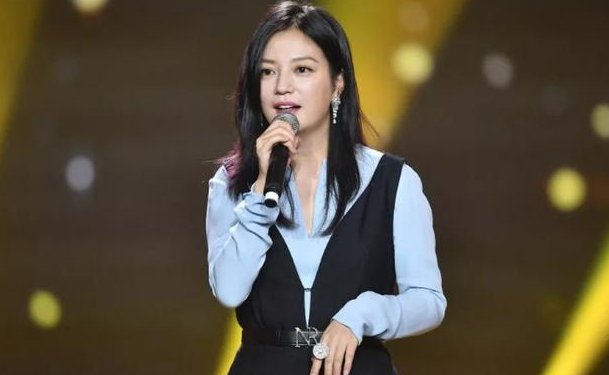 网曝赵薇剧组抽烟,疑似丈夫净身出户是真的吗?