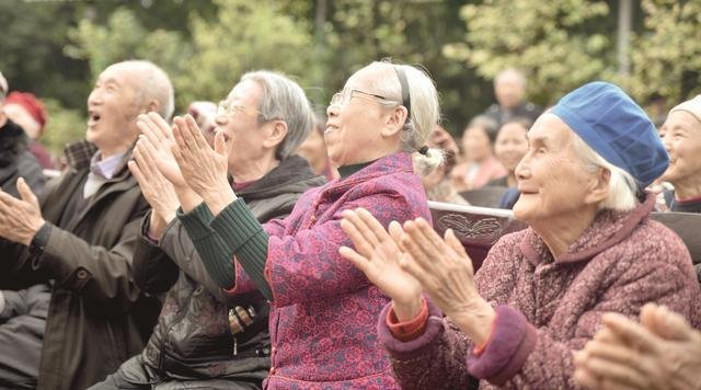 山东青岛食堂推三斤重反诈馒头，如何给老年人灌输反诈的警惕性？